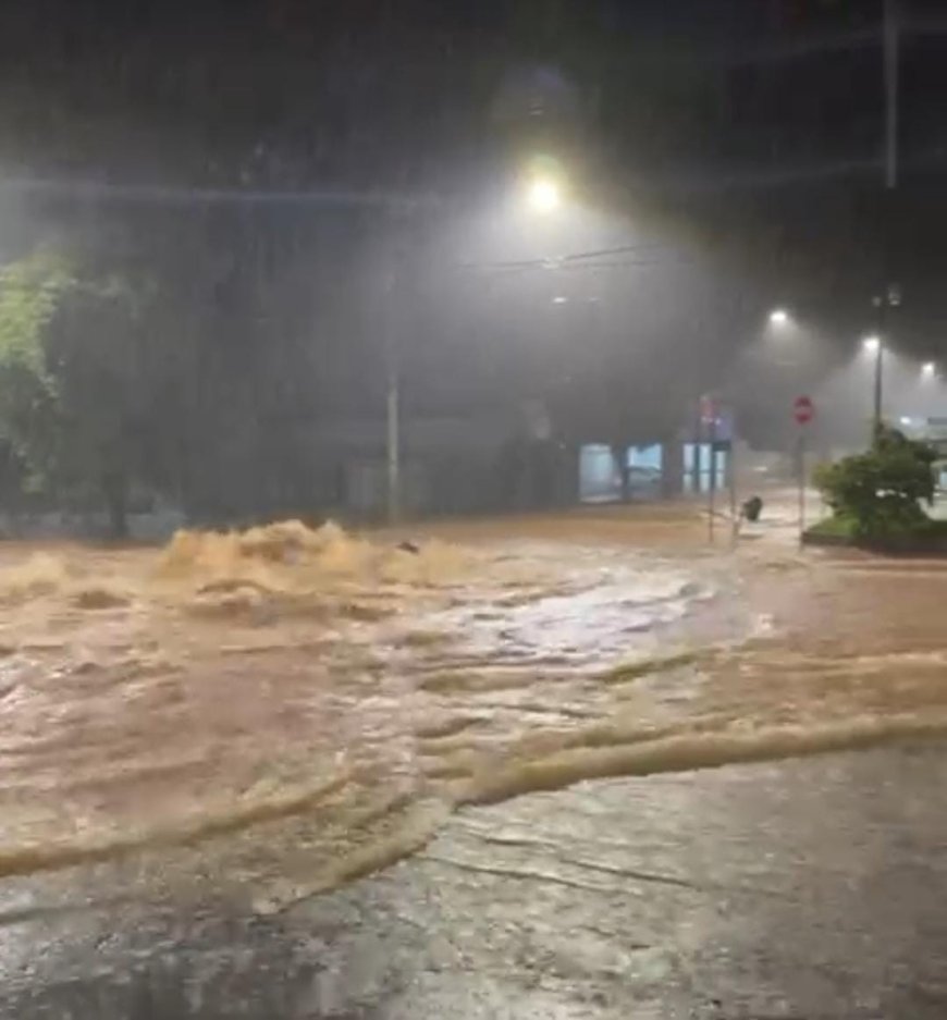 'Explosão' de bueiros, casas inundadas e alagamentos: temporal causa estragos em Pompéu, MG; veja imagens