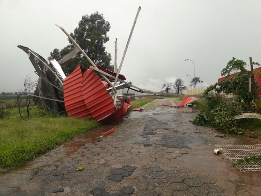 Temporal arranca parte da cobertura metálica da base de atendimento da concessionária Triunfo Concebra na BR-262