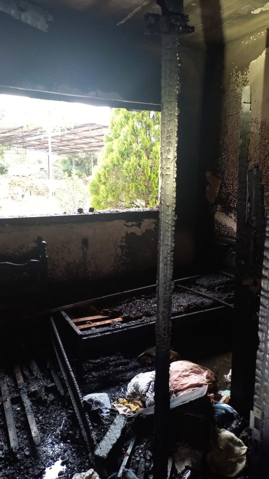 Casa de avó e neta precisa ser interditada após ser destruída por incêndio em Pará de Minas