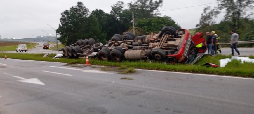 Carreta carregada com chapas de aço fica de 'rodas para o ar' após tombar na rodovia Fernão Dias