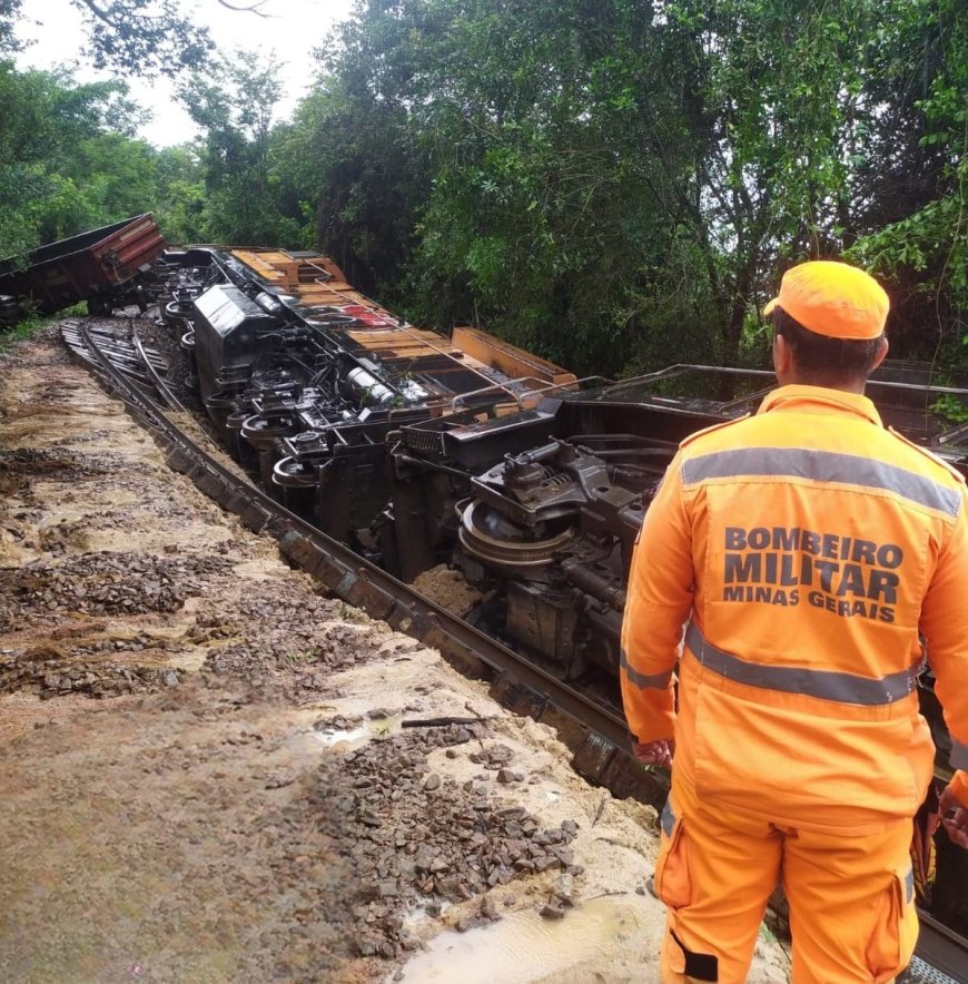 Locomotiva descarrila, tomba em cratera e maquinistas ficam feridos em MG