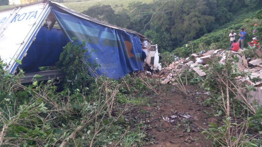 Caminhoneiro morre após perder controle da direção e veículo cair em ribanceira na BR-262