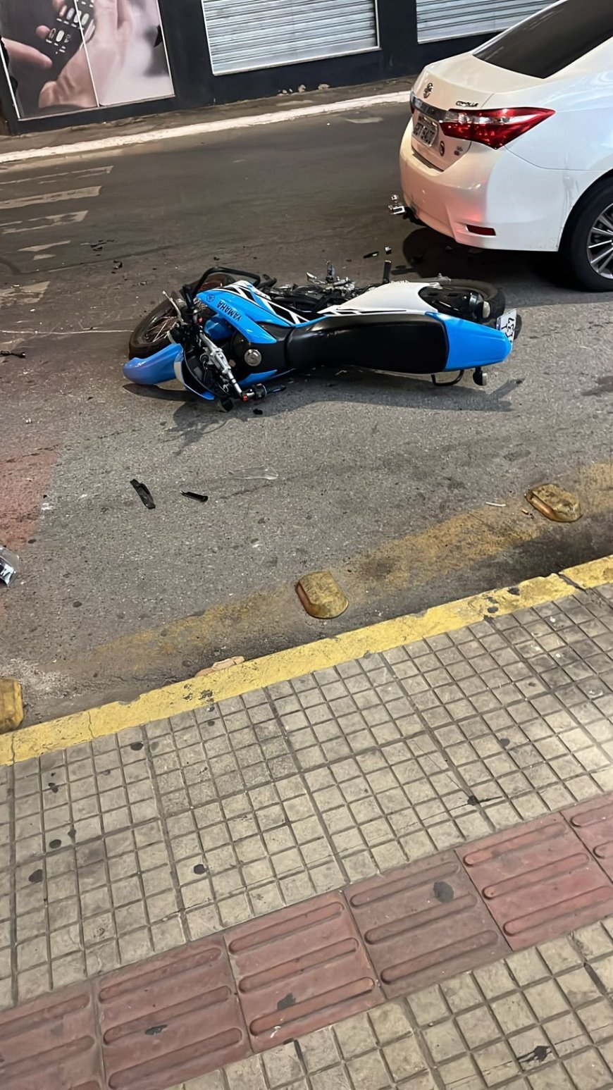 Condutor e passageiro de moto ficam feridos em acidente com carro em Nova Serrana