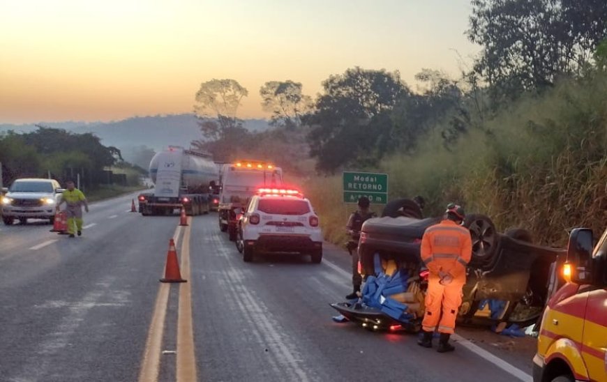 Carro com mais de mil tabletes de maconha é abandonado após capotar em rodovia no interior de MG