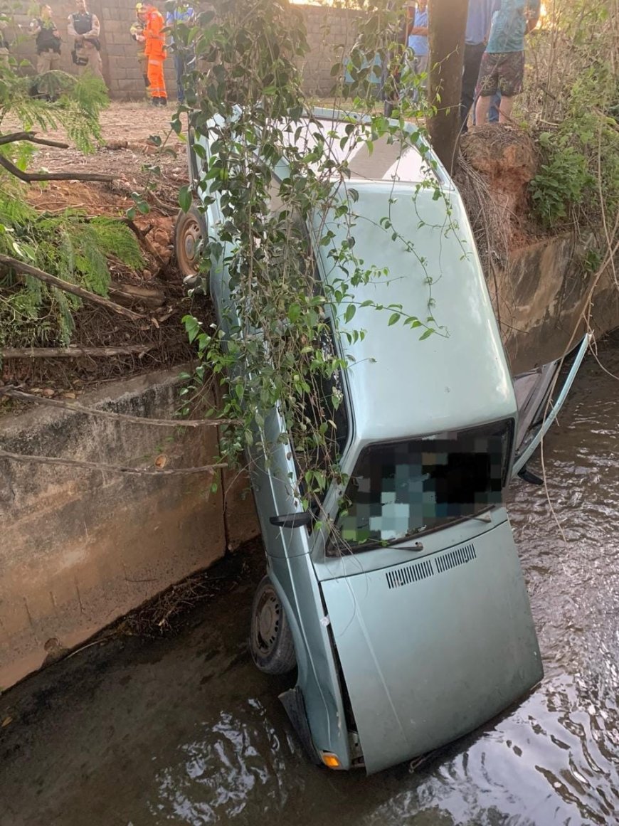 Idoso morre dentro de carro que caiu em córrego em Bambuí