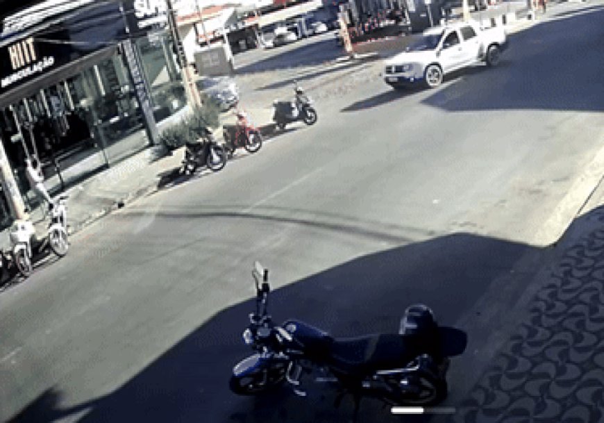 VÍDEO: Caminhonete faz 'strike' em motos estacionadas e quase atinge pedestre em MG