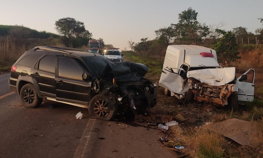 Batida entre carro e furgão deixa três pessoas feridas MG-170, em Lagoa da Prata