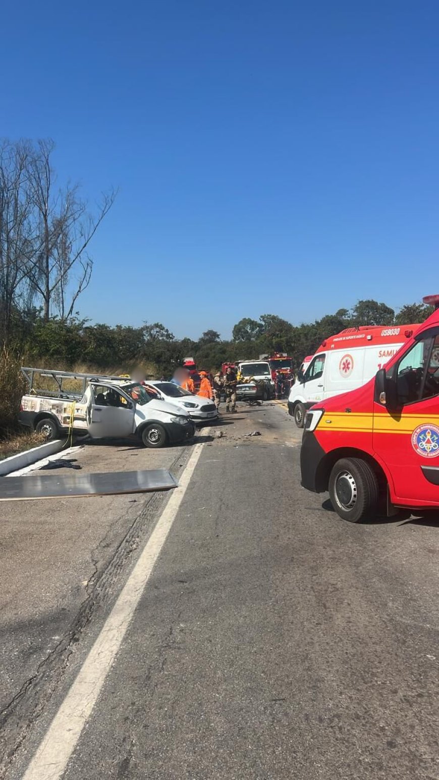 Acidente envolvendo carros e caminhão deixa cinco pessoas feridas na BR-494, em Divinópolis