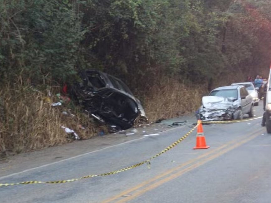 Mulher morre e homem fica gravemente ferido em acidente entre moto e dois carros na MG-423