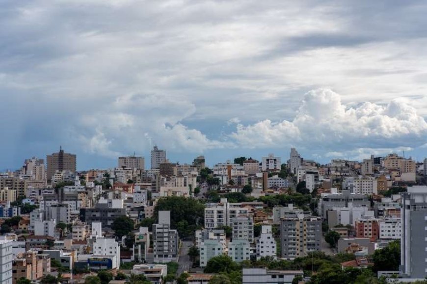 Sem chuvas e com frente fria se aproximando, tempo permanece estável em Divinópolis e região