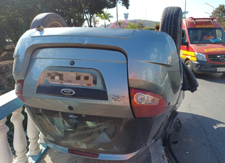 Mulher passa mal ao volante, carro capota e fica com as rodas para cima em Formiga