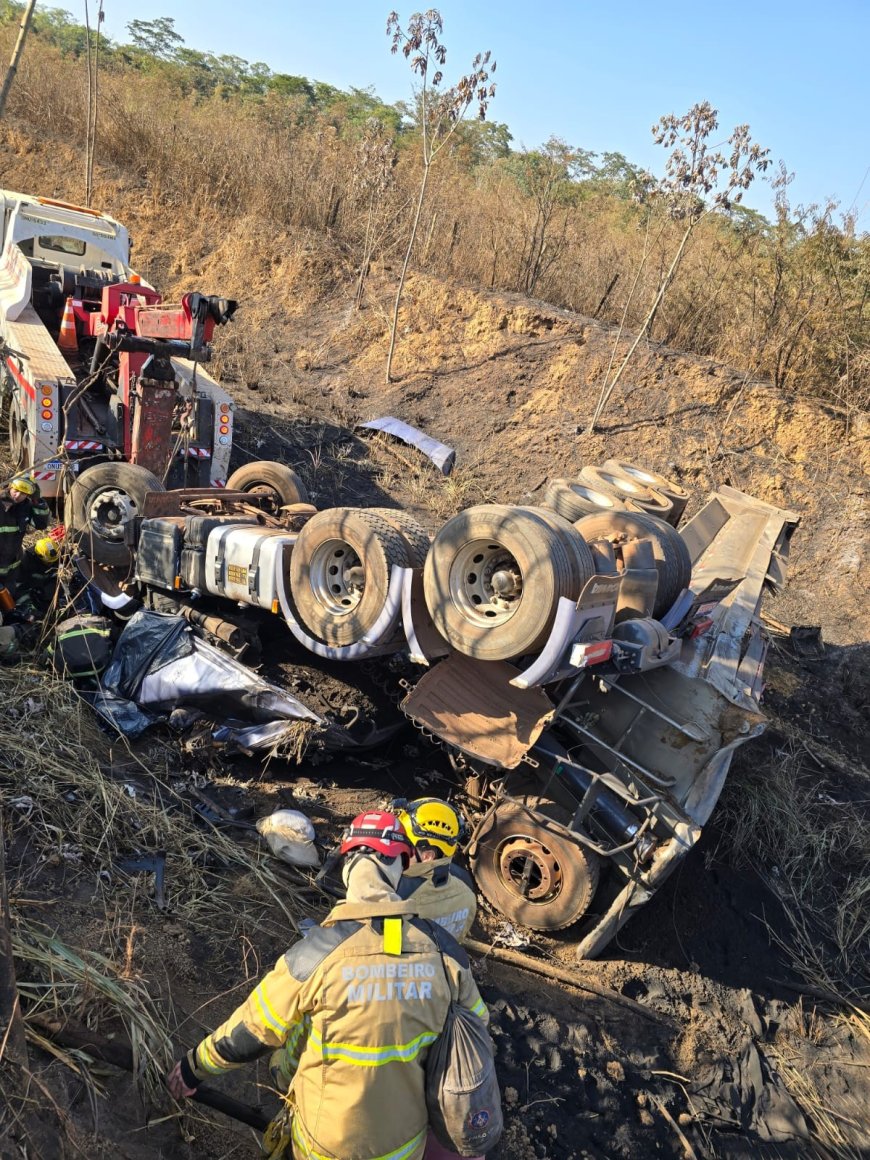 Carreta com minério cai em barranco com cerca de 10 metros de altura e motorista morre na BR-262