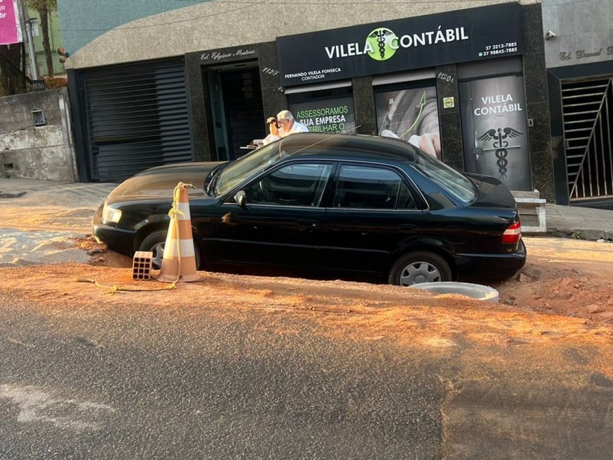 Carro cai em buraco de obra da Prefeitura após motorista ter visão ofuscada pelo sol em Divinópolis