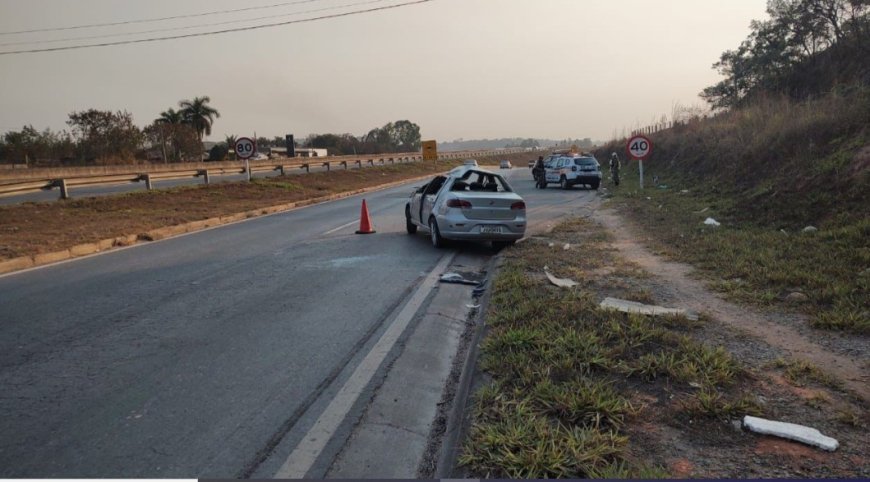 Motorista inabilitado capota carro com quatro passageiros na MG-050, em Divinópolis