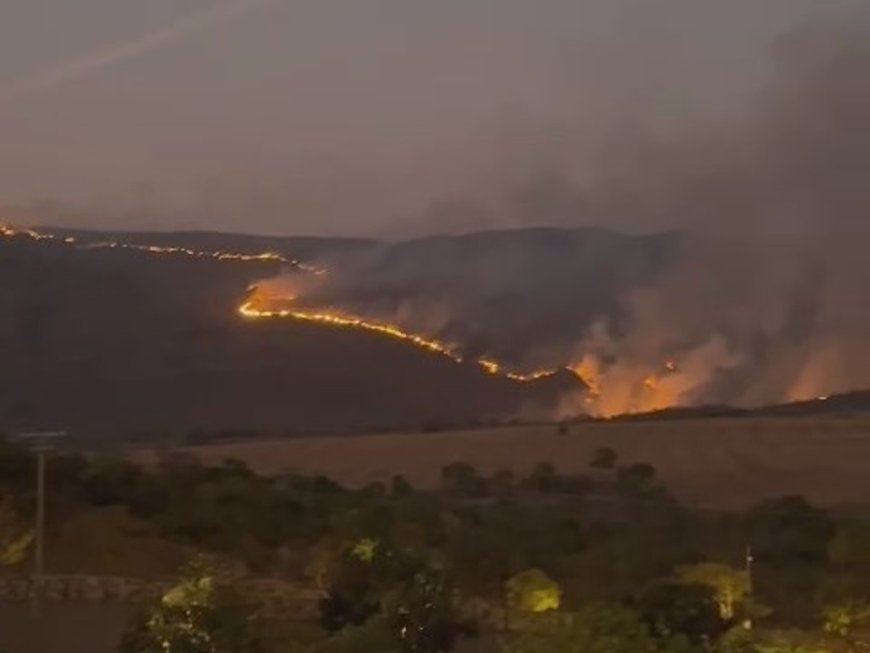 Vídeo mostra fogo em vegetação no Parque Nacional da Serra da Canastra em MG