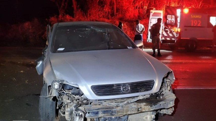 Dois ficam feridos após motorista inabilitado e embriagado bater carro em barranco na MG-050 em Carmo do Cajuru