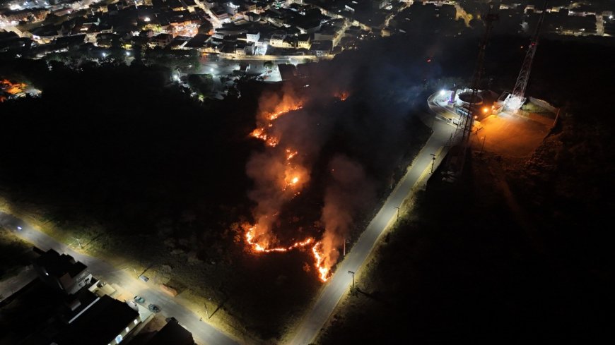 Bombeiros levam 10 horas para combater fogo no Morro do Cristo, em Formiga