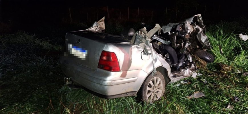 Homem morre e outro fica gravemente ferido em batida entre carro e caminhão na MG-050 em São Sebastião do Oeste