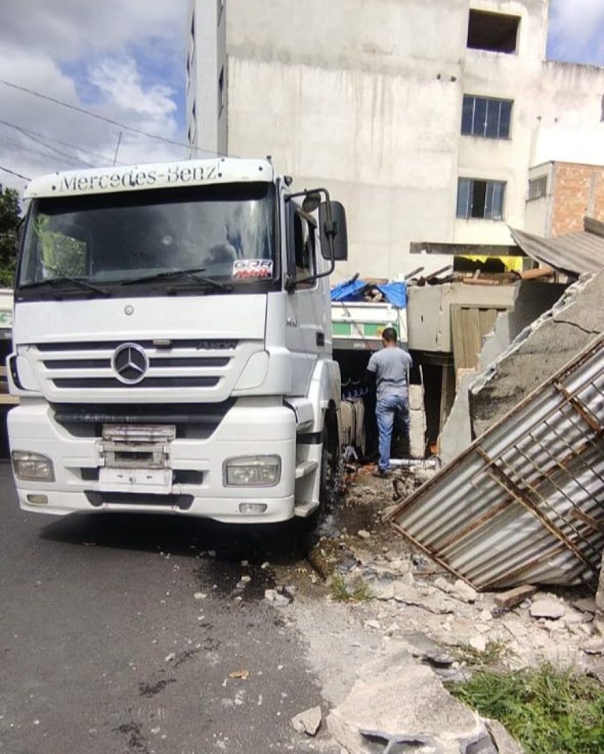 Caminhão tomba, atinge duas casas e moradora fica ferida em Divinópolis