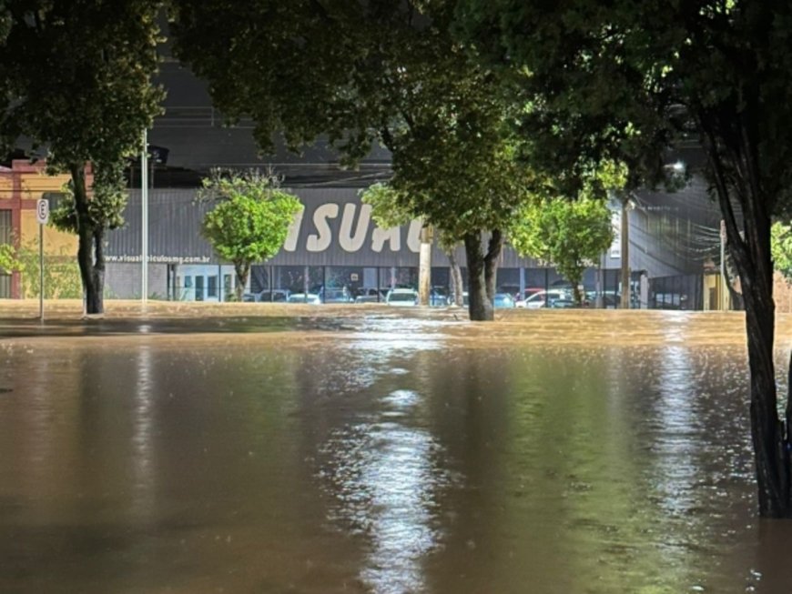 Chuvas fortes causam alagamentos e transtornos em Divinópolis; Defesa Civil monitora nível do Rio Itapecerica