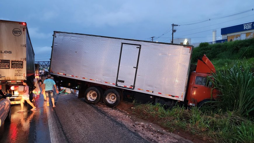 50 toneladas de farelo de milho ficam espalhadas na estrada após acidente na BR-262, em Nova Serrana