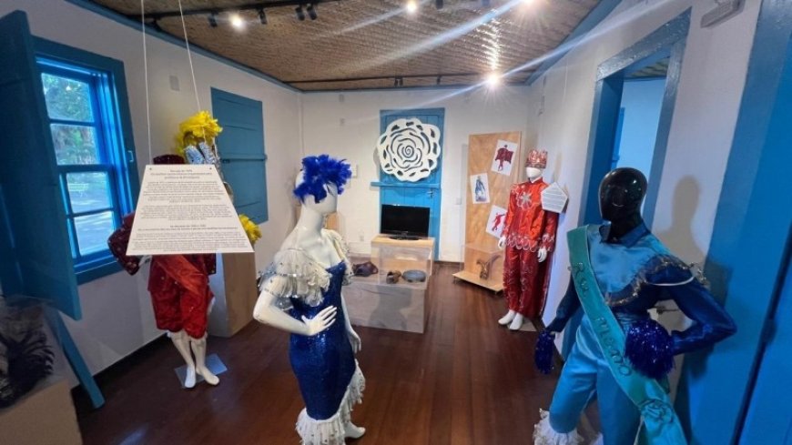 Exposição 'Memória do Carnaval de Divinópolis' resgata história da festa por meio de trajes carnavalescos