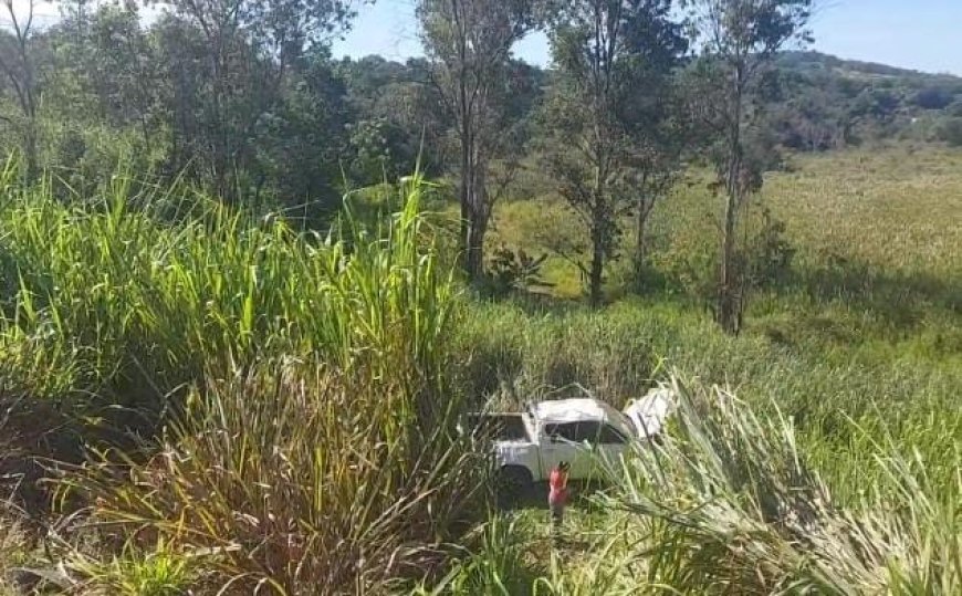 Motorista e passageiro sobrevivem após caminhonete bater em carreta, capotar e cair em ribanceira na BR-262