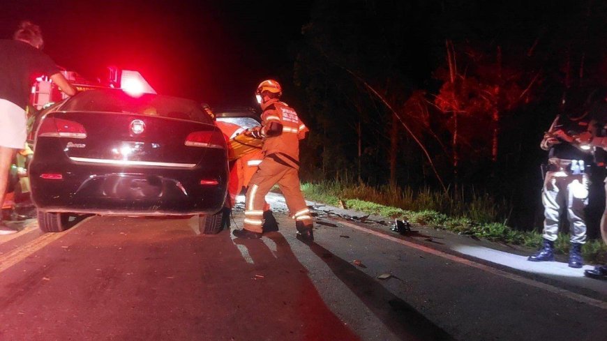 Criança de 5 anos fica ferida em acidente entre carros na MG-050; outras duas pessoas foram socorridas